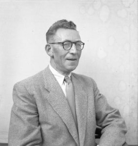 856551 Portret van een onbekende man, waarschijnlijk een leraar aan de Rijks Hogere Burgerschool (Rijks HBS, ...